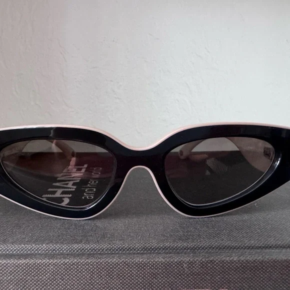 CHANEL CAT EYE SUNGLASSESNylon Black & BeigeC534/M3, A71614 X02281 S3443